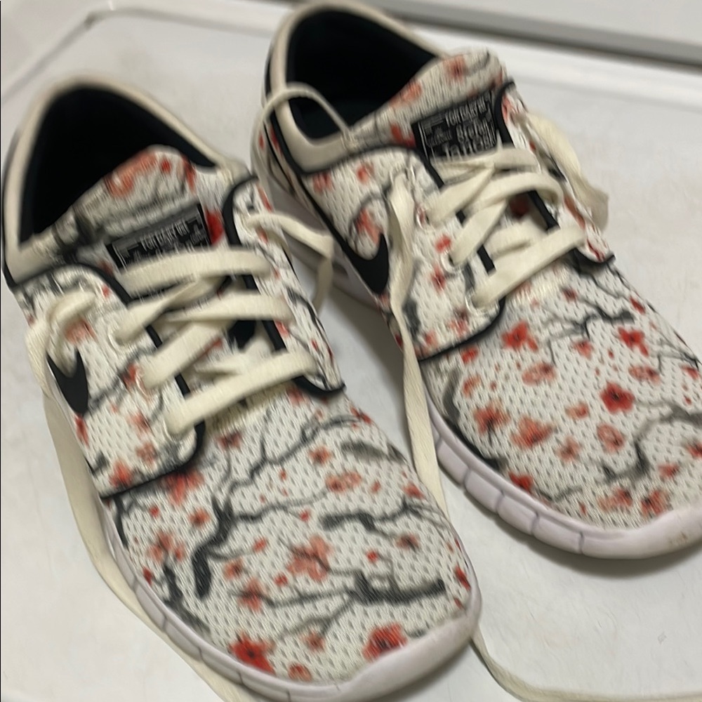 Nike Floral Pattern Sneakers - White and Red